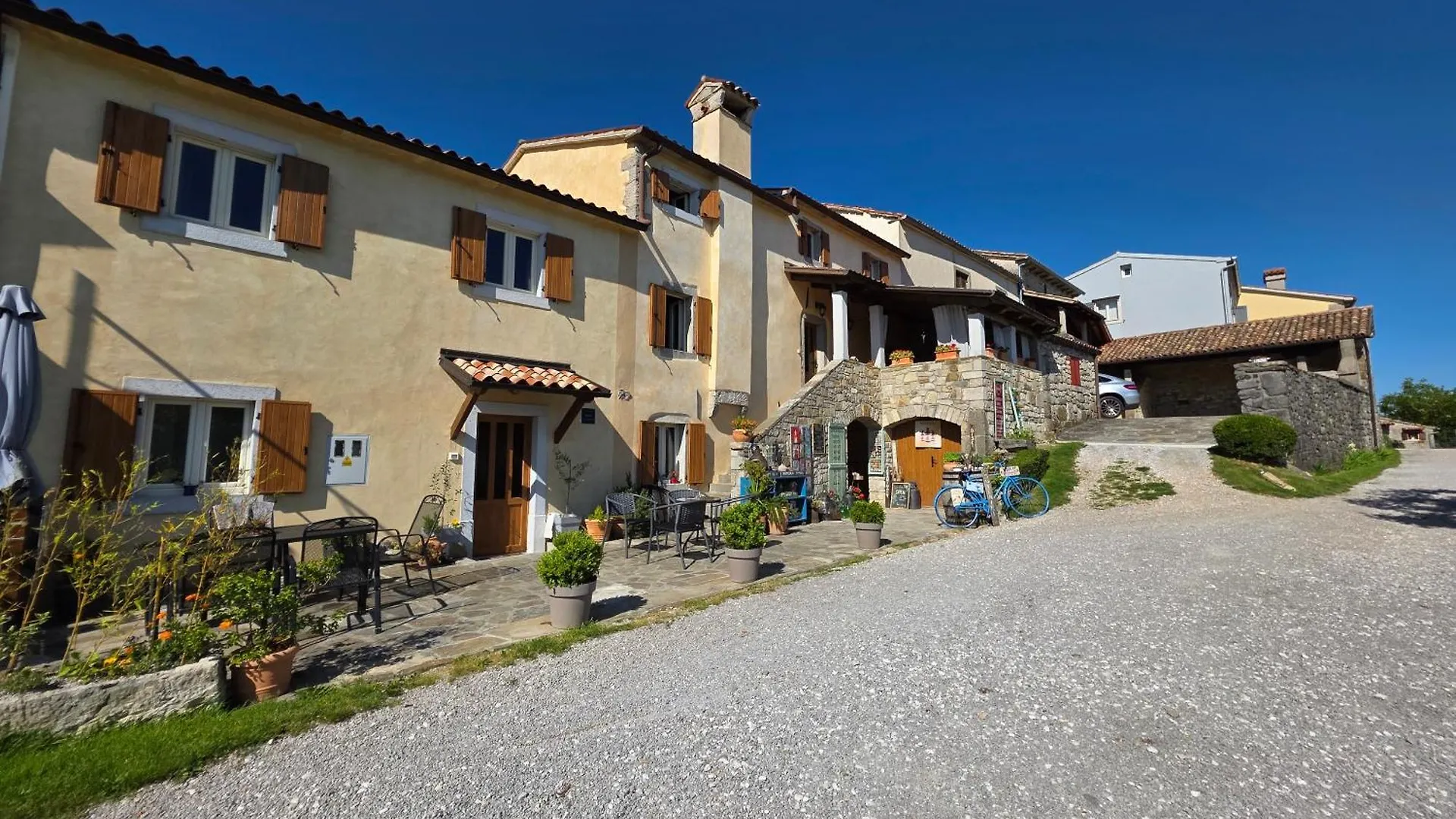 Apartment Hum-The Smallest Town In The World 0*, Hum